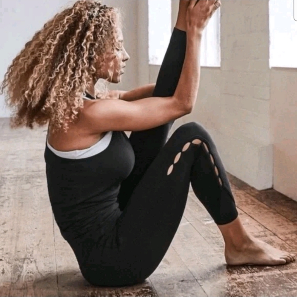 Athleta Black High Rise Peekaboo Mesh 7/8 Leggings Size M/P EUC - Picture 3 of 9